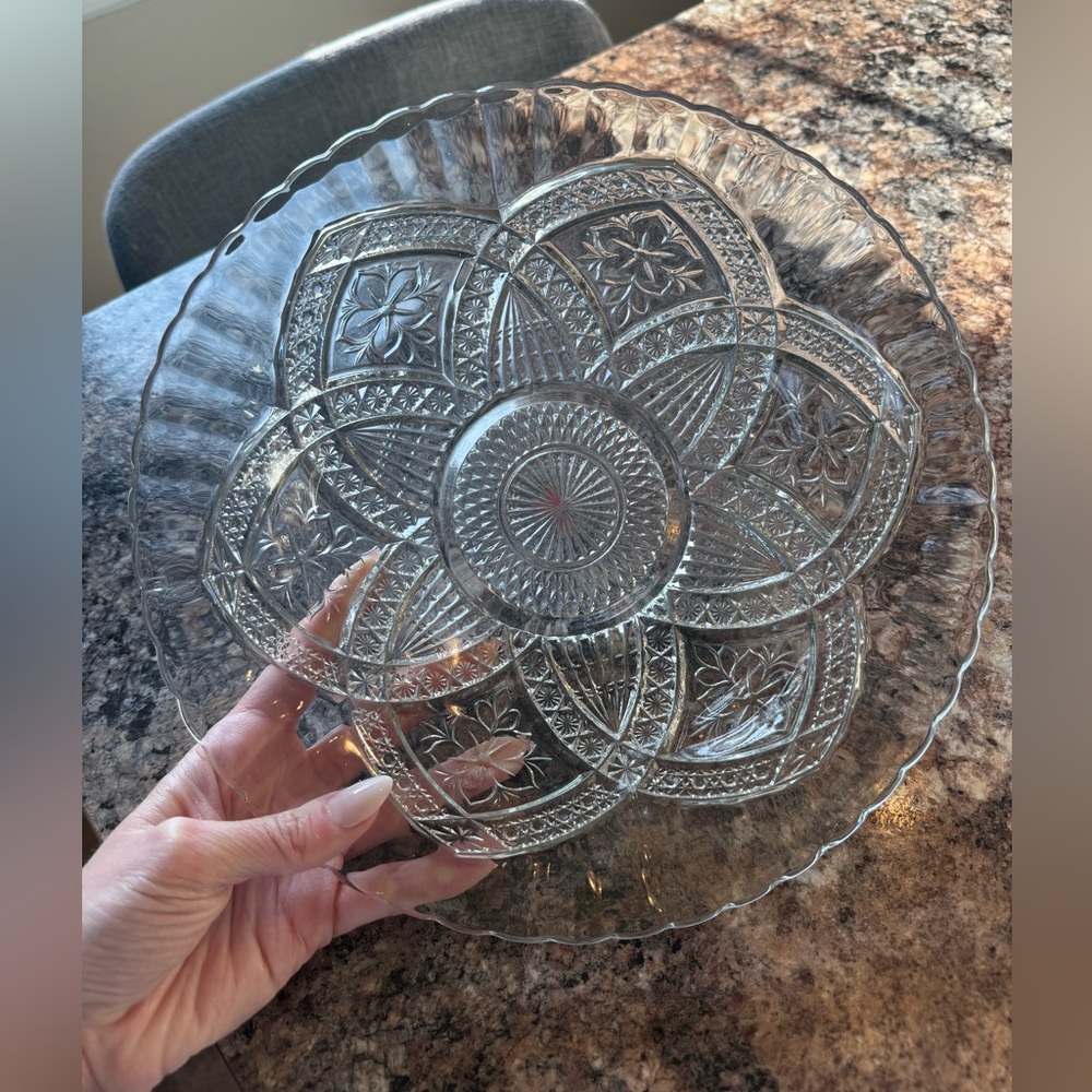Vintage Indiana Glass serving bowl - Picture 2 of 6